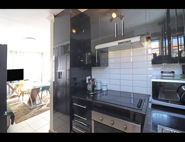 4 BEDROOM HOUSE FOR SALE IN COSMO CITY